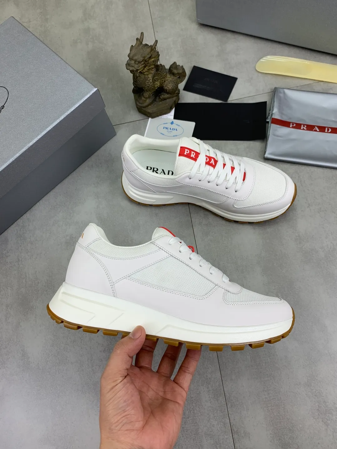 Men's shoes 💰P560💰[New model] The top version is available on the official website, 🆘 The trendy brand (Prada) mainly promotes the popular model, avant-garde and versatile fashionable men's shoes, private version mold opening, cowhide surface splicing 1:1.. Stylish and simple, original imported cowhide lining cowhide feet; the atmosphere and personality are more fashionable, eye-catching and pursuing class. It will subvert the old idea and be a must-have for fashionistas with you! Must keep it for yourself! Tall and comfortable, large and low, high-end quality workmanship. The new high-end outsole on the official website. Size: 38-45. Available in 3️⃣ colors.